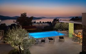 Villa Tela With Pool
